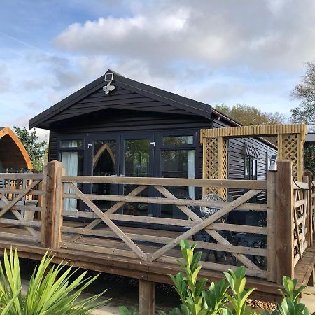 Peaceful Holiday Lodge With Hot Tub Upton  Exterior photo