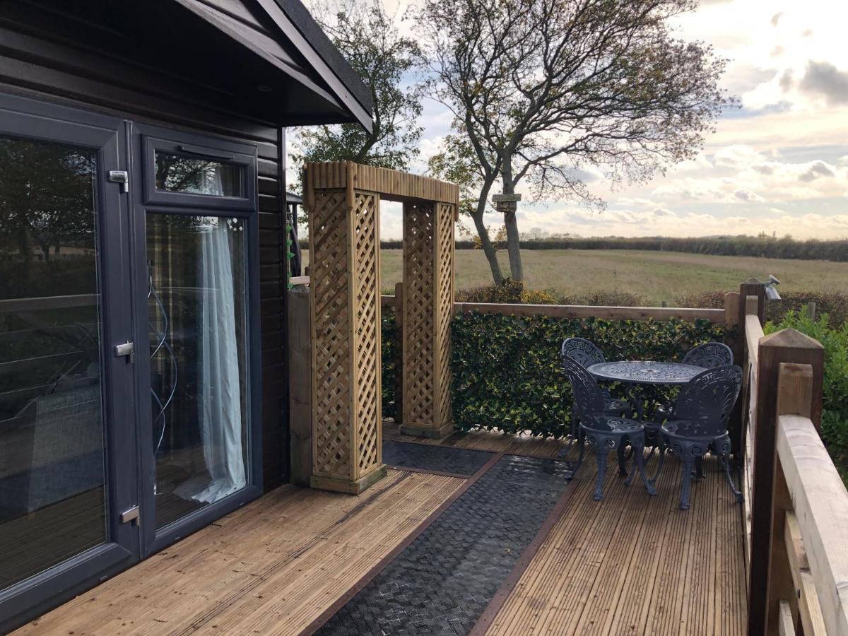 Peaceful Holiday Lodge With Hot Tub Upton  Exterior photo