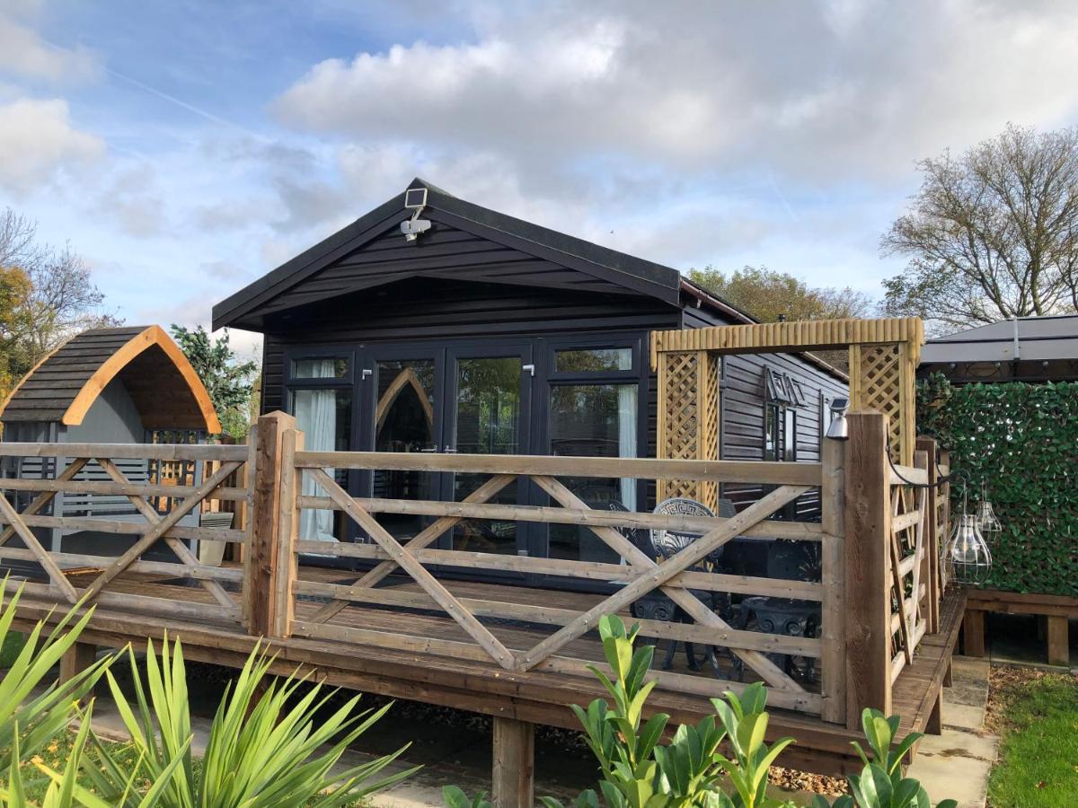 Peaceful Holiday Lodge With Hot Tub Upton  Exterior photo