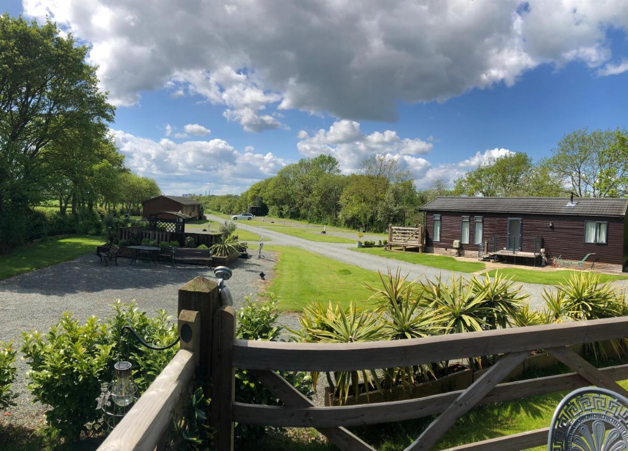 Peaceful Holiday Lodge With Hot Tub Upton  Exterior photo