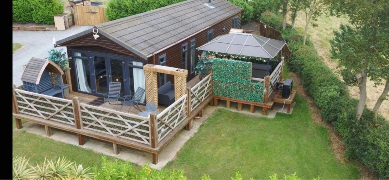 Peaceful Holiday Lodge With Hot Tub Upton  Exterior photo