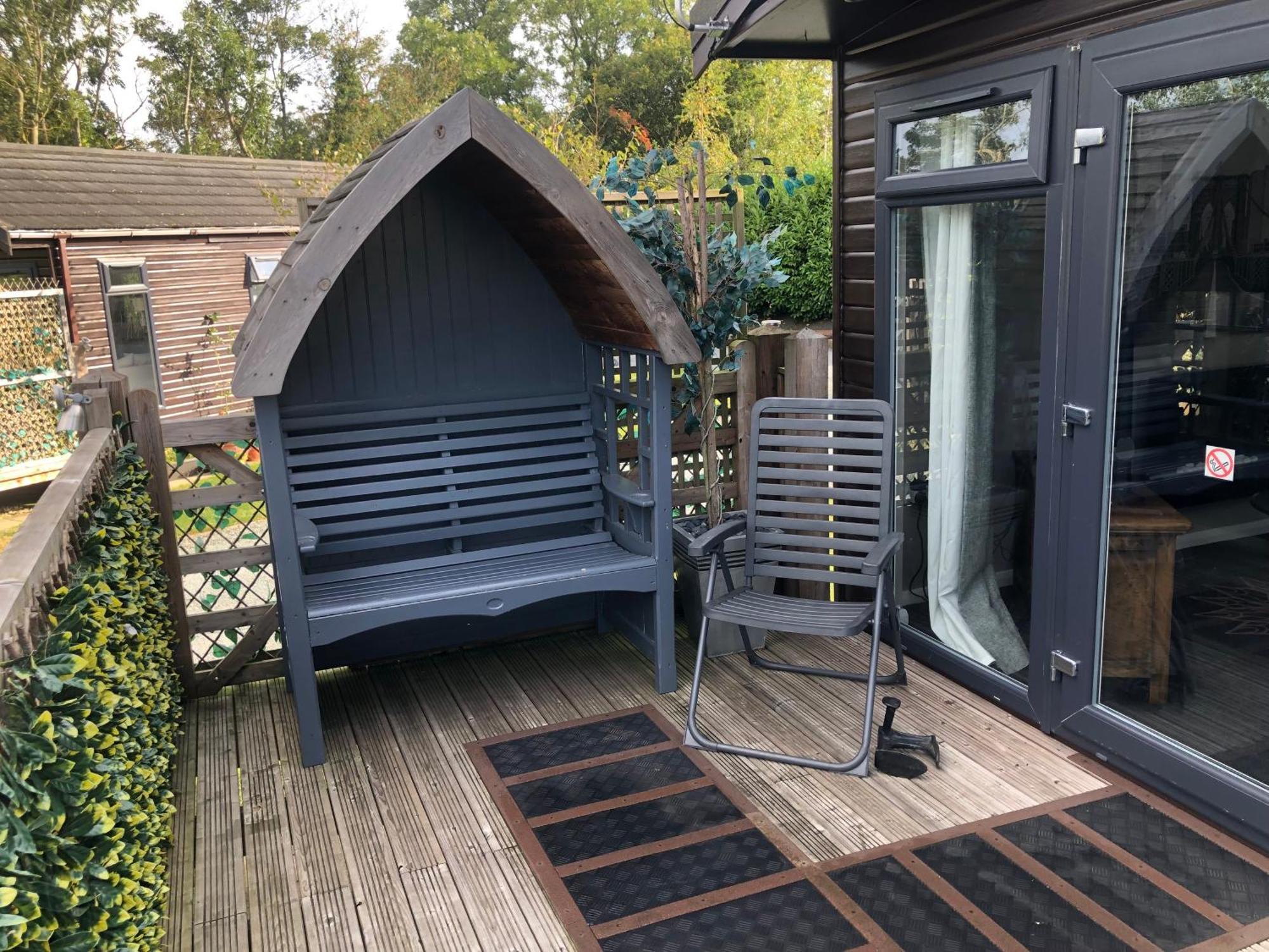 Peaceful Holiday Lodge With Hot Tub Upton  Exterior photo