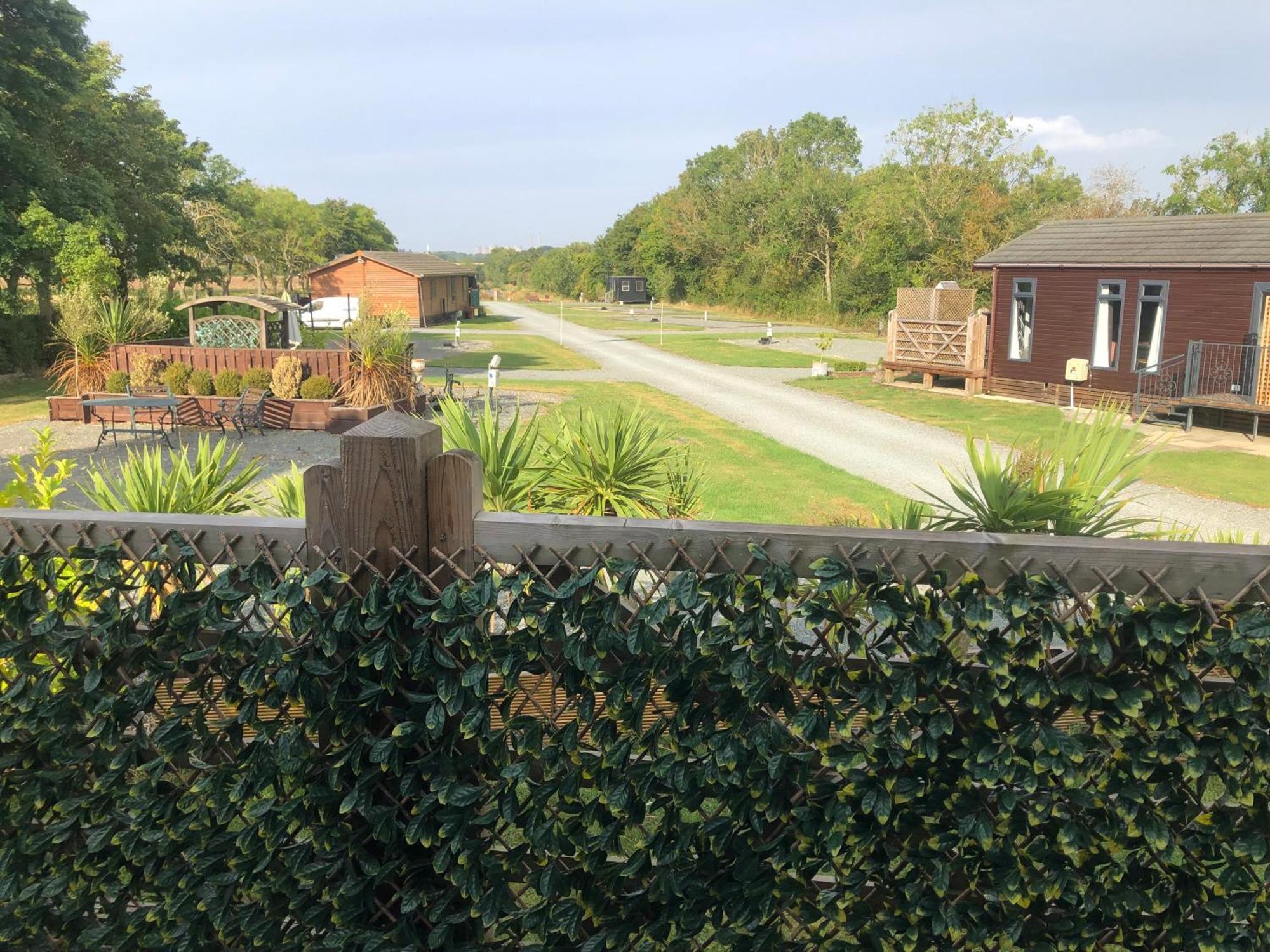 Peaceful Holiday Lodge With Hot Tub Upton  Exterior photo